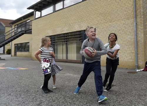 Flere idrætstimer og lærere uddannede i krop og bevægelse: Nyt skoleudspil skal løfte skolebørns sundhed og trivsel