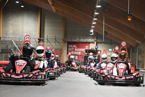 Unge uden job eller uddannelse nedbryder egne barrierer bag rattet i en gokart
